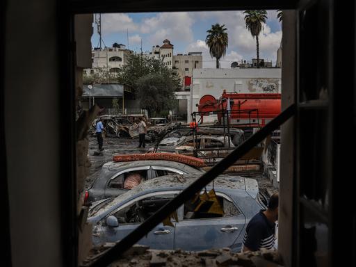 Palästinenser untersuchen die Zerstörungen nach dem Raketeneinschlag auf die Ahli Arab Klinik mit möglicherweise hunderten Toten.