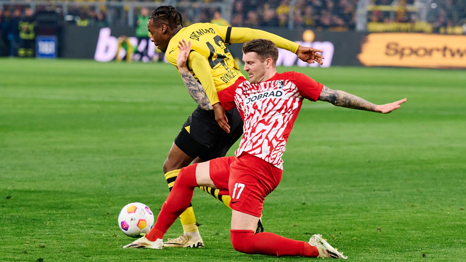 Dortmunds Jamie Bynoe-Gittens und Lukas Kübler von Freiburg in Aktion kämpfen um den Ball.