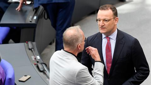 SPD-Fraktionschef Matthias Miersch im Gespräch mit dem Vorsitzenden der Unions-Fraktion Jens Spahn im Plenarsaal des Deutschen Bundestages