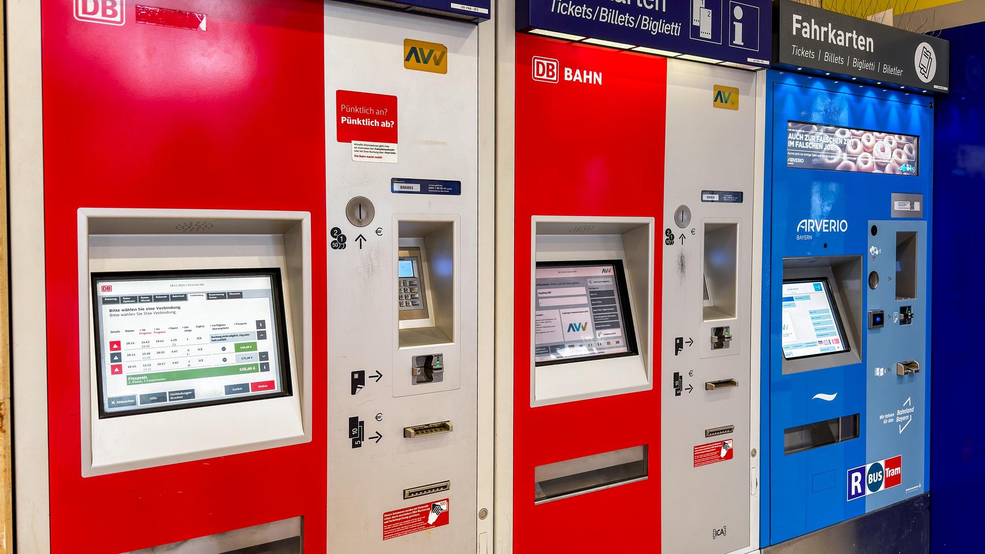 Fahrkartenautomaten der Deutschen Bahn, AVV und Arverio im Bahnhof für den Kauf von Tickets und Fahrkarten. Fahrkartenautomaten der Deutschen Bahn, AVV und Arverio im Bahnhof für den Kauf von Tickets und Fahrkarten.