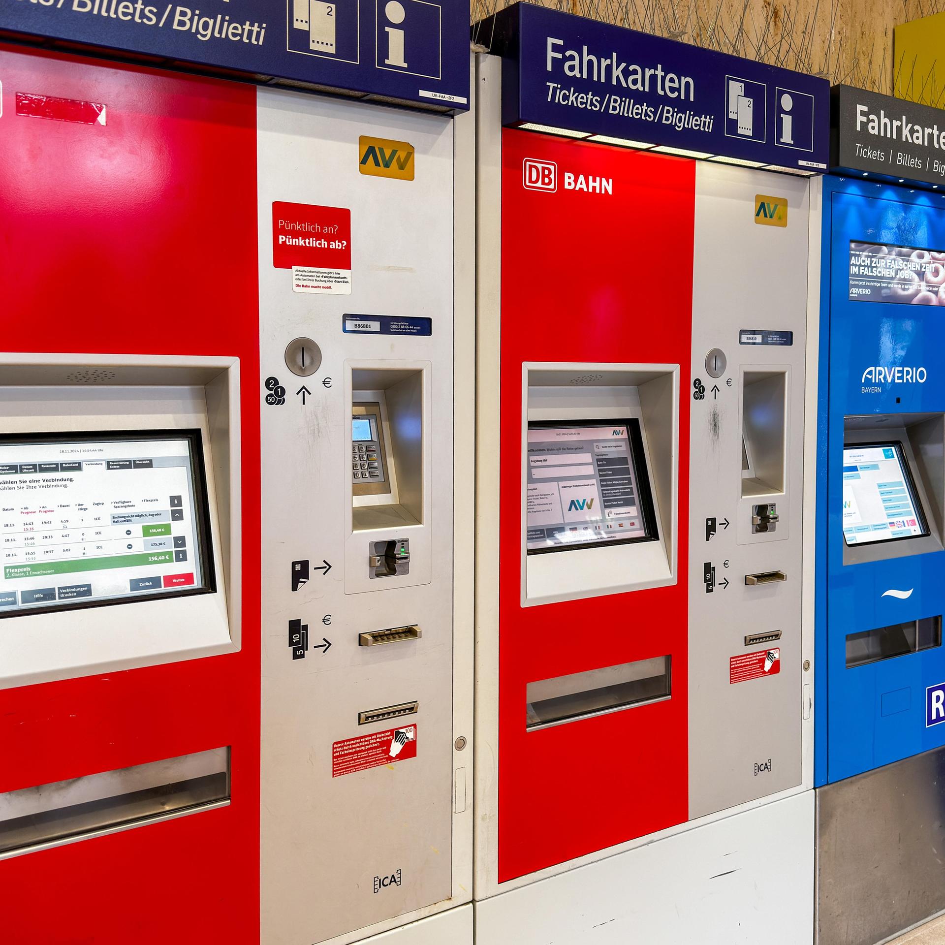 Fahrkartenautomaten der Deutschen Bahn, AVV und Arverio im Bahnhof für den Kauf von Tickets und Fahrkarten.
