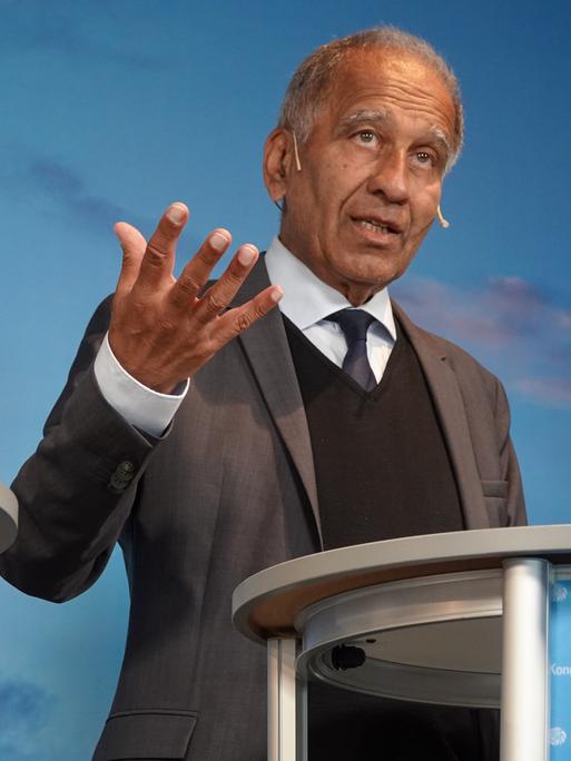 Mojib Latif, Klimaforscher, hält eine Rede auf einem Podium.