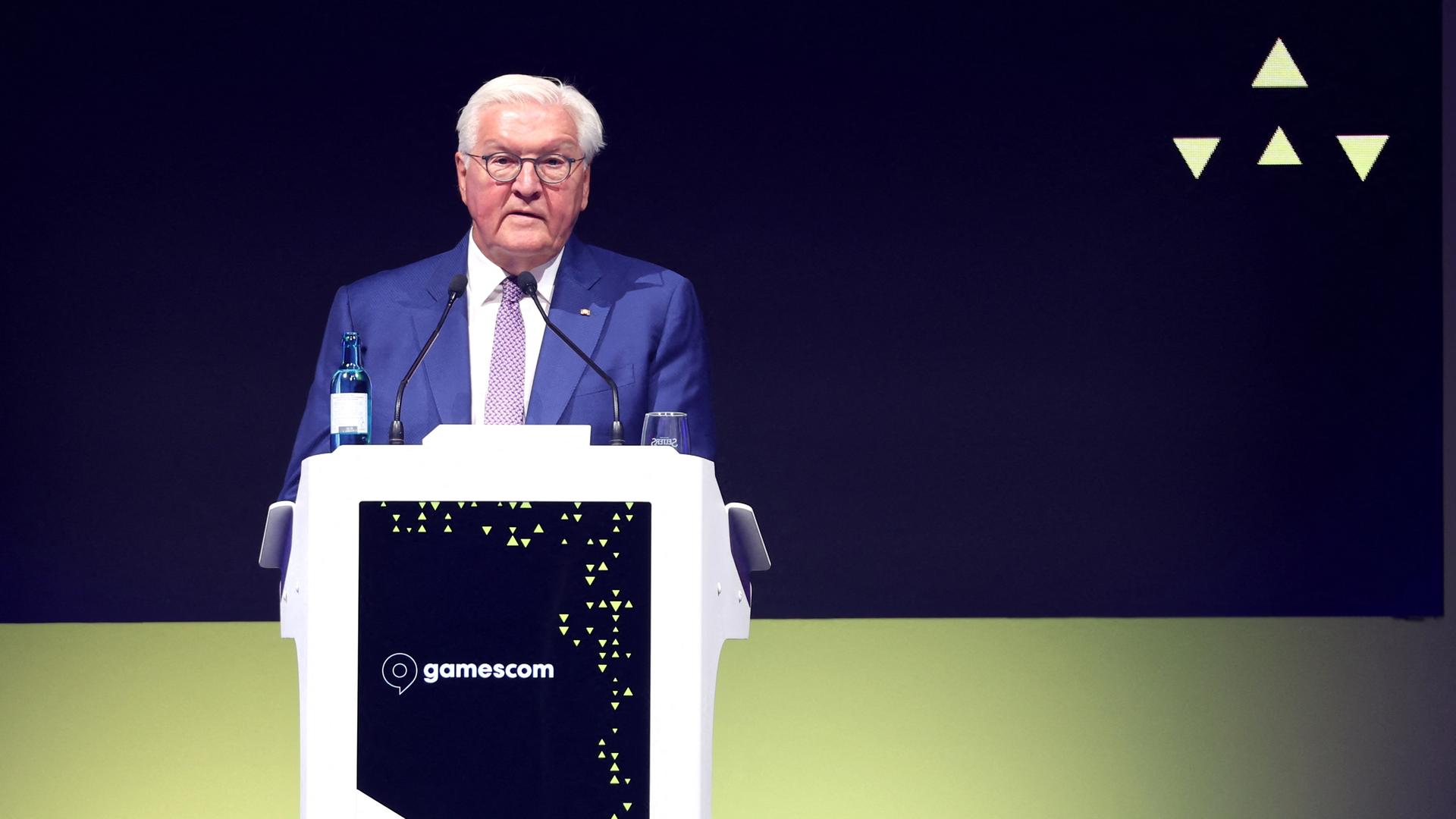 Nordrhein-Westfalen, Köln: Bundespräsident Frank-Walter Steinmeier spricht während einer Diskussionsrunde auf der weltgrößten Computer- und Videospielmesse Gamescom. Nordrhein-Westfalen, Köln: Bundespräsident Frank-Walter Steinmeier spricht während einer Diskussionsrunde auf der weltgrößten Computer- und Videospielmesse Gamescom.
