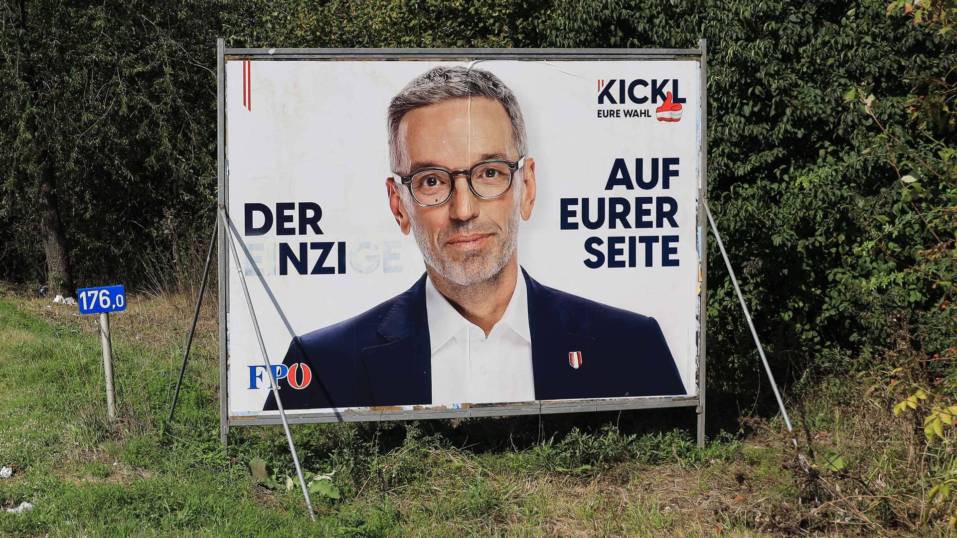 Ein verschmiertes Wahlplakat von Herbert Kickl (FPÖ) in Linz, Österreich, September 2024. Aus "DER EINZIGE" wurde übermalt: "DER NZI".