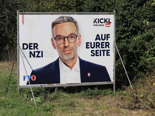 Ein verschmiertes Wahlplakat von Herbert Kickl (FPÖ) in Linz, Österreich, September 2024. Aus "DER EINZIGE" wurde übermalt: "DER NZI".