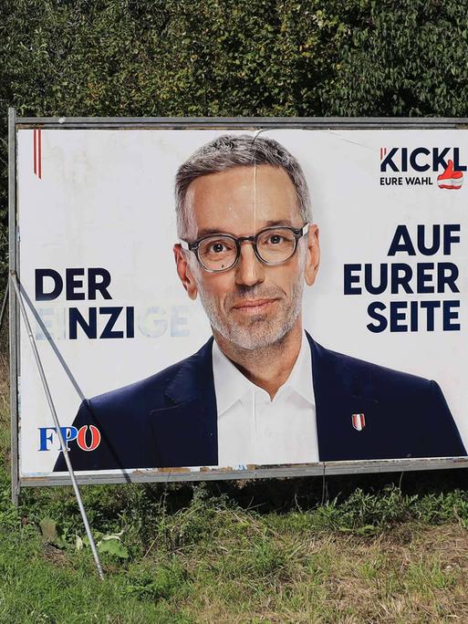 Ein verschmiertes Wahlplakat von Herbert Kickl (FPÖ) in Linz, Österreich, September 2024. Aus "DER EINZIGE" wurde übermalt: "DER NZI".