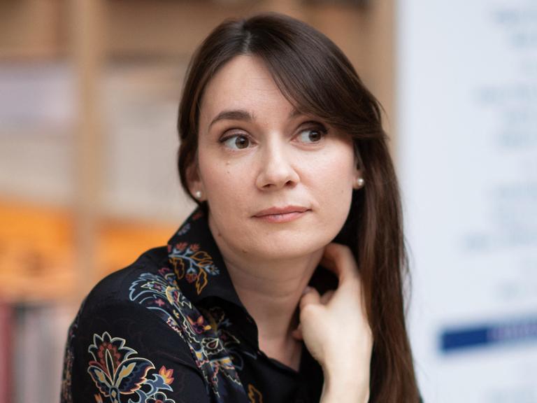 Xenia Fedorova nimmt am 12. April 2025 an der Pariser Buchmesse (Festival du Livre de Paris) im Grand Palais in Paris, Frankreich, teil.