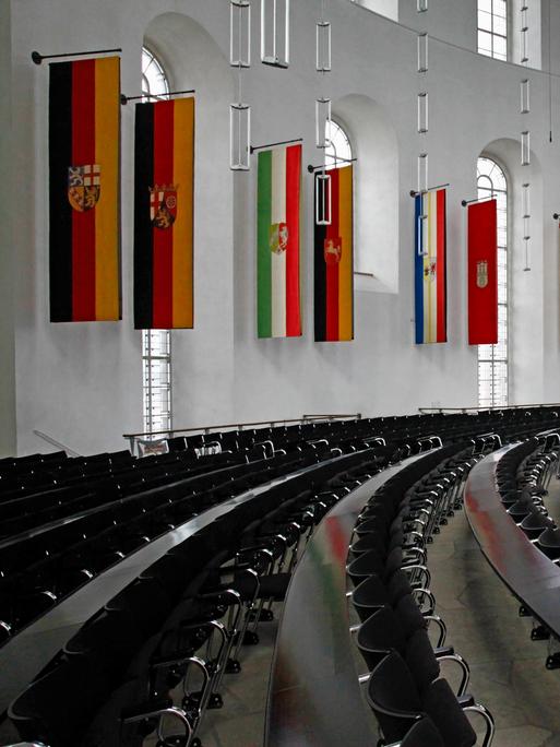 Der Plenarsaal der Paulskirche in Frankfurt am Main. An den Wänden sind Fahnen zu sehen.