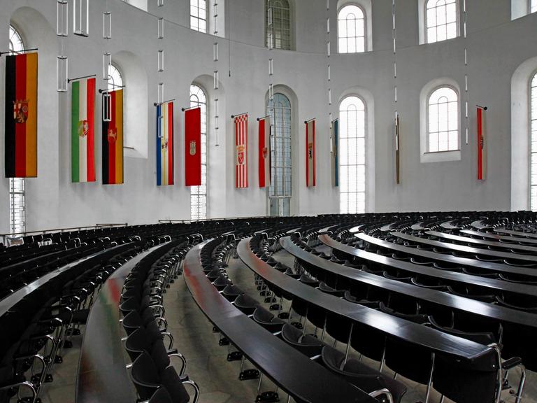 Der Plenarsaal der Paulskirche in Frankfurt am Main. An den Wänden sind Fahnen zu sehen.