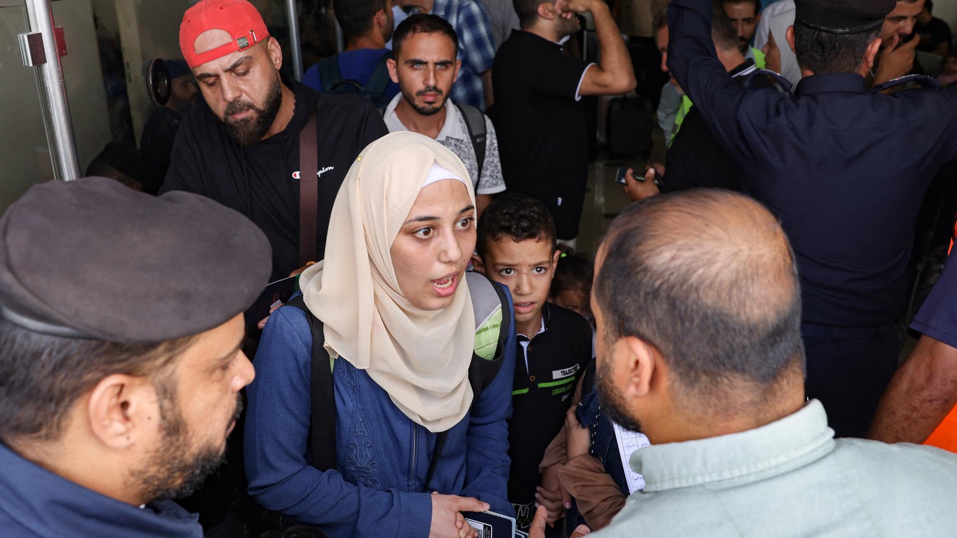 Das Bild zeigt Menschen am Grenzübergang Rafah zwischen dem Gazastreifen und Ägypten. Das Bild zeigt Menschen am Grenzübergang Rafah zwischen dem Gazastreifen und Ägypten.
