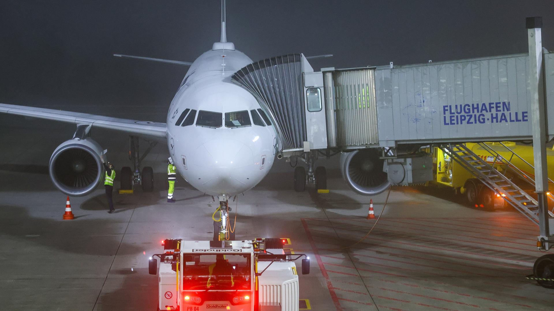 Sachsen, Schkeuditz: Eine Maschine der Lufthansa wird am Morgen auf dem Flughafen Leipzig-Halle für den Start vorbereitet.