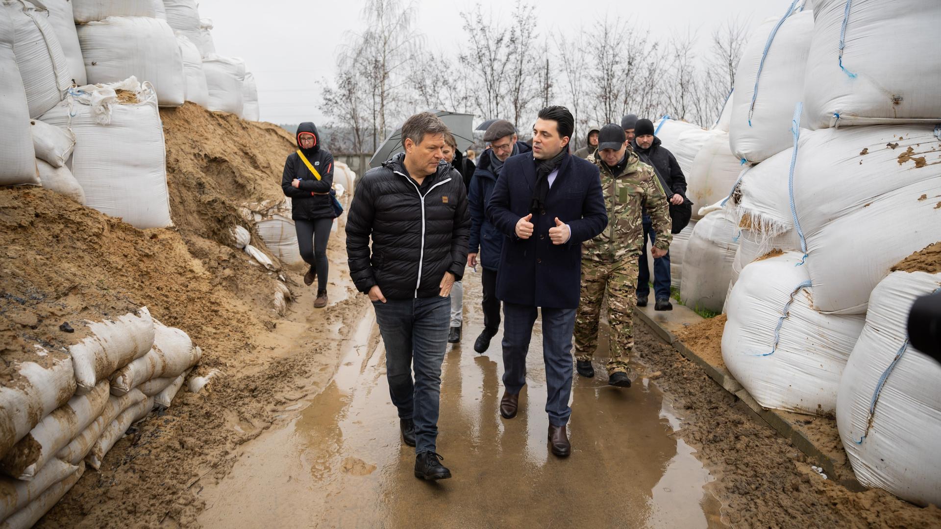 Ukraine: Robert Habeck, Bundesminister für Wirtschaft und Klimaschutz, besichtigt mit Wolodymyr Kudrytski, Vorstandvorsitzender von Ukrenergo, eines der Umspannwerke von Ukrenergo.