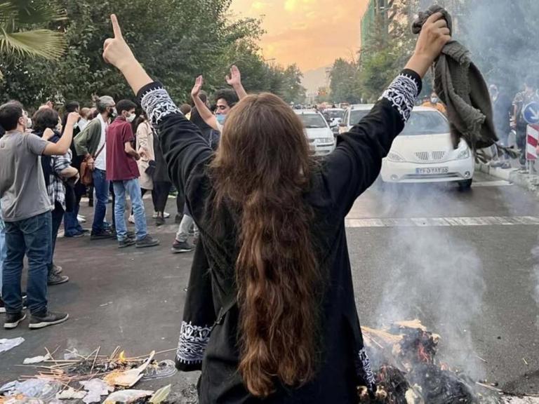 In Teheran, protestieren iranische Frauen und stehen an vorderster Front der Proteste, sie kämpfen gegen die enorme Gewalt, auch bei Durchsetzung der Kleidungsvorschriften. 