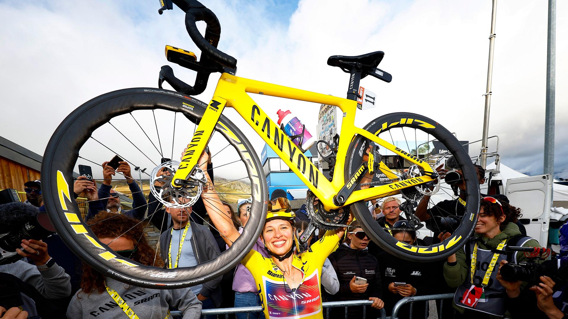 Rad-Renn-Fahrerin Katarzyna Niewiadoma jubelt über ihren Sieg bei der Tour de France.