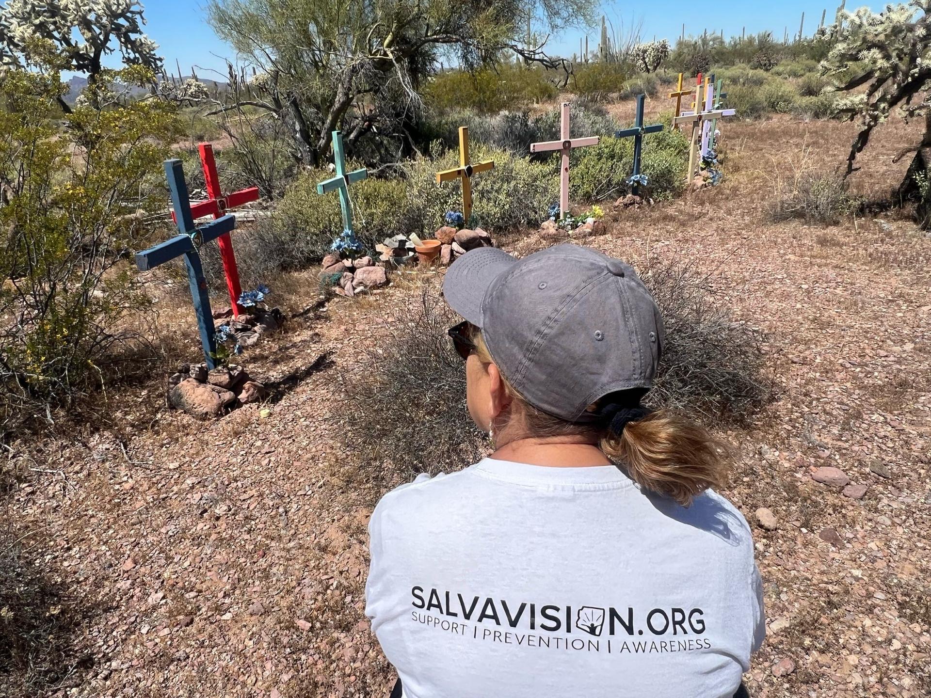 Einfache Holzkreuze markieren die Stelle, an der 13 Weggefährten von Dora Rodriguez starben. 