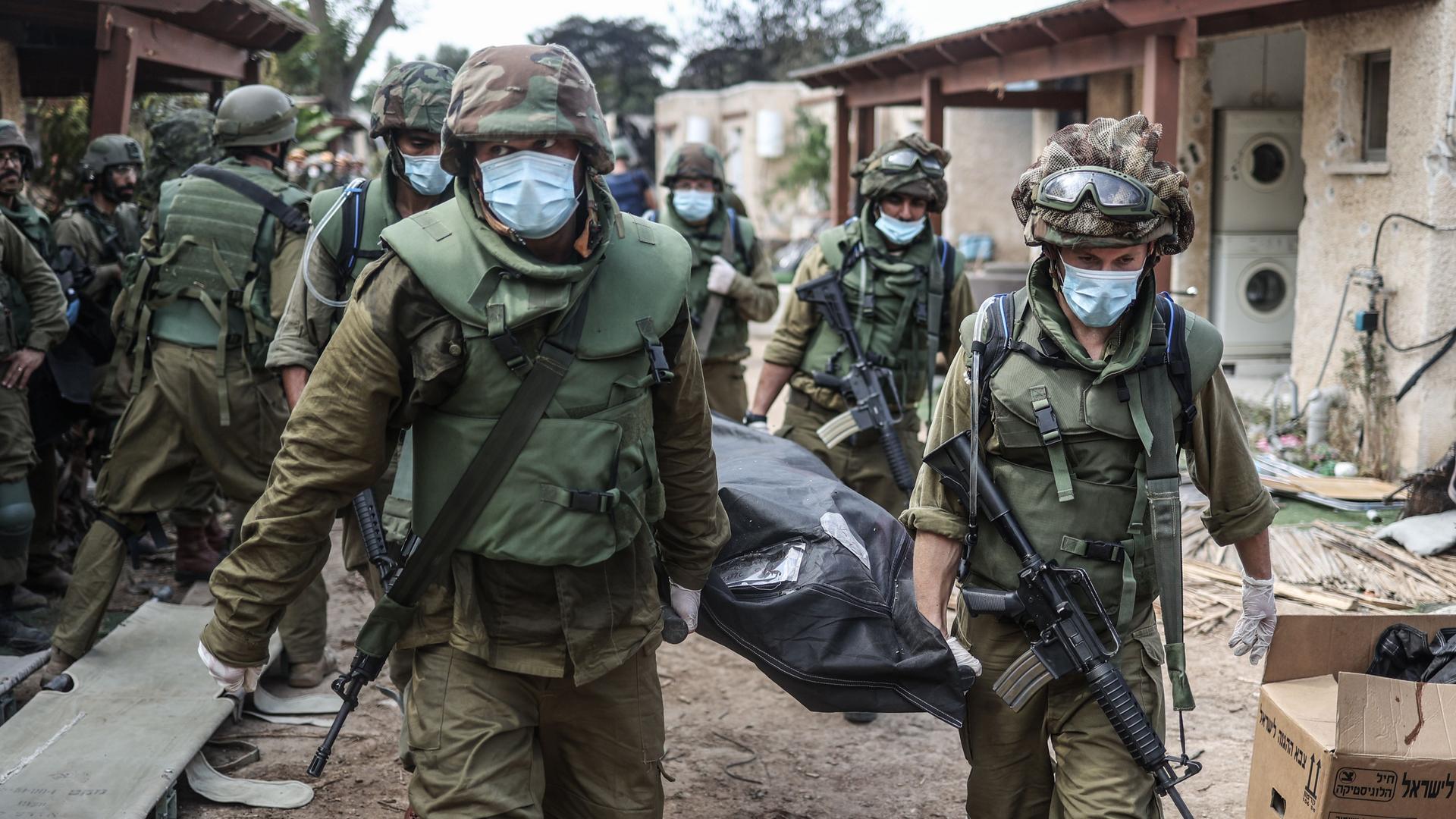 Israel, Kfar Aza: Israelische Streitkräfte bergen die Leichen israelischer Bewohner aus einem zerstörten Haus.