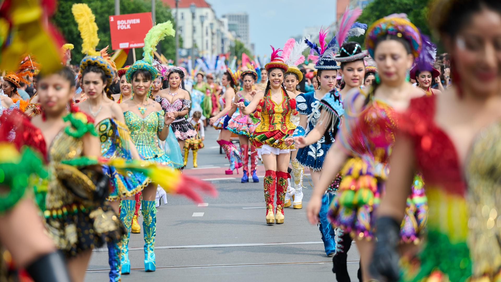 Menschen in Kostümen tanzen beim Straßen-Umzug von dem Karneval der Kulturen. Menschen in Kostümen tanzen beim Straßen-Umzug von dem Karneval der Kulturen.