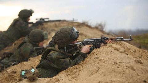 Russische Soldaten trainieren am 10. Februar 2022 in der Nähe zur Grenze mit der Ukraine.