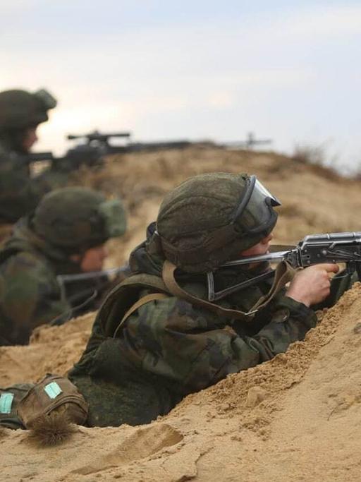 Russische Soldaten trainieren am 10. Februar 2022 in der Nähe zur Grenze mit der Ukraine.