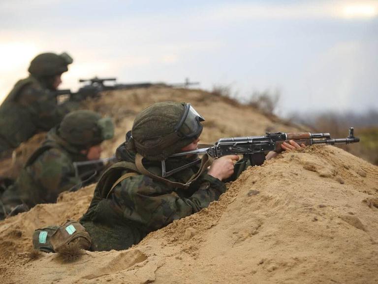 Russische Soldaten trainieren am 10. Februar 2022 in der Nähe zur Grenze mit der Ukraine.