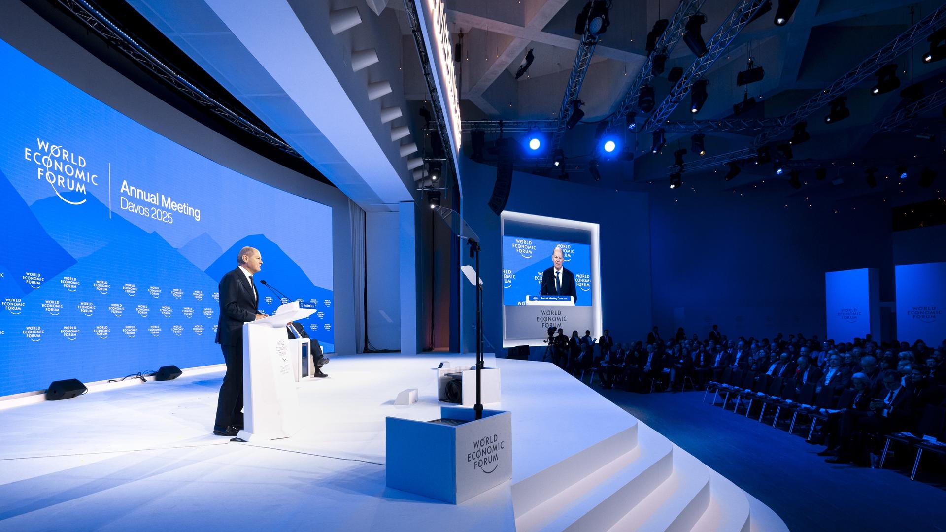 Der deutsche Bundeskanzler Olaf Scholz hält eine Rede auf einer Plenarsitzung in der Kongresshalle während der 55. Jahrestagung des Weltwirtschaftsforum (WEF) in Davos. 