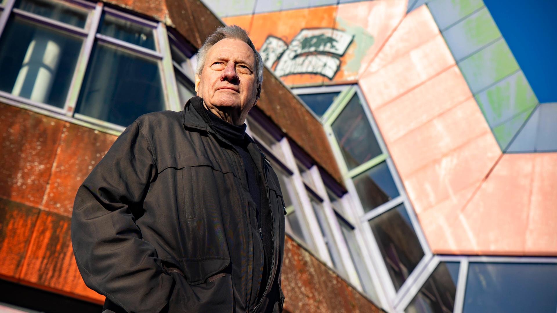 Der Architekt Günter Reiss vor der Bauruine des von ihm entworfenen SEZ.