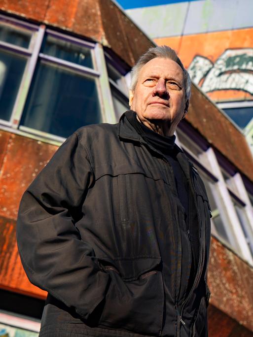 Der Architekt Günter Reiss vor der Bauruine des von ihm entworfenen SEZ.