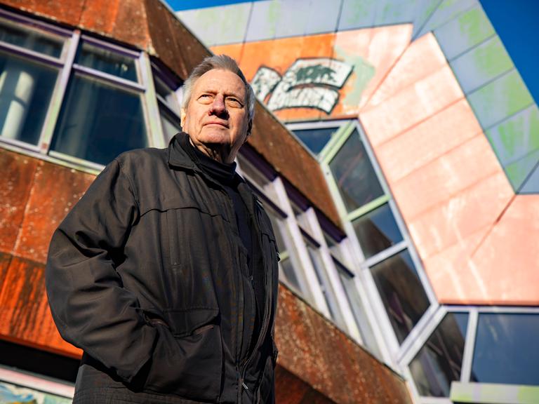 Der Architekt Günter Reiss vor der Bauruine des von ihm entworfenen SEZ.