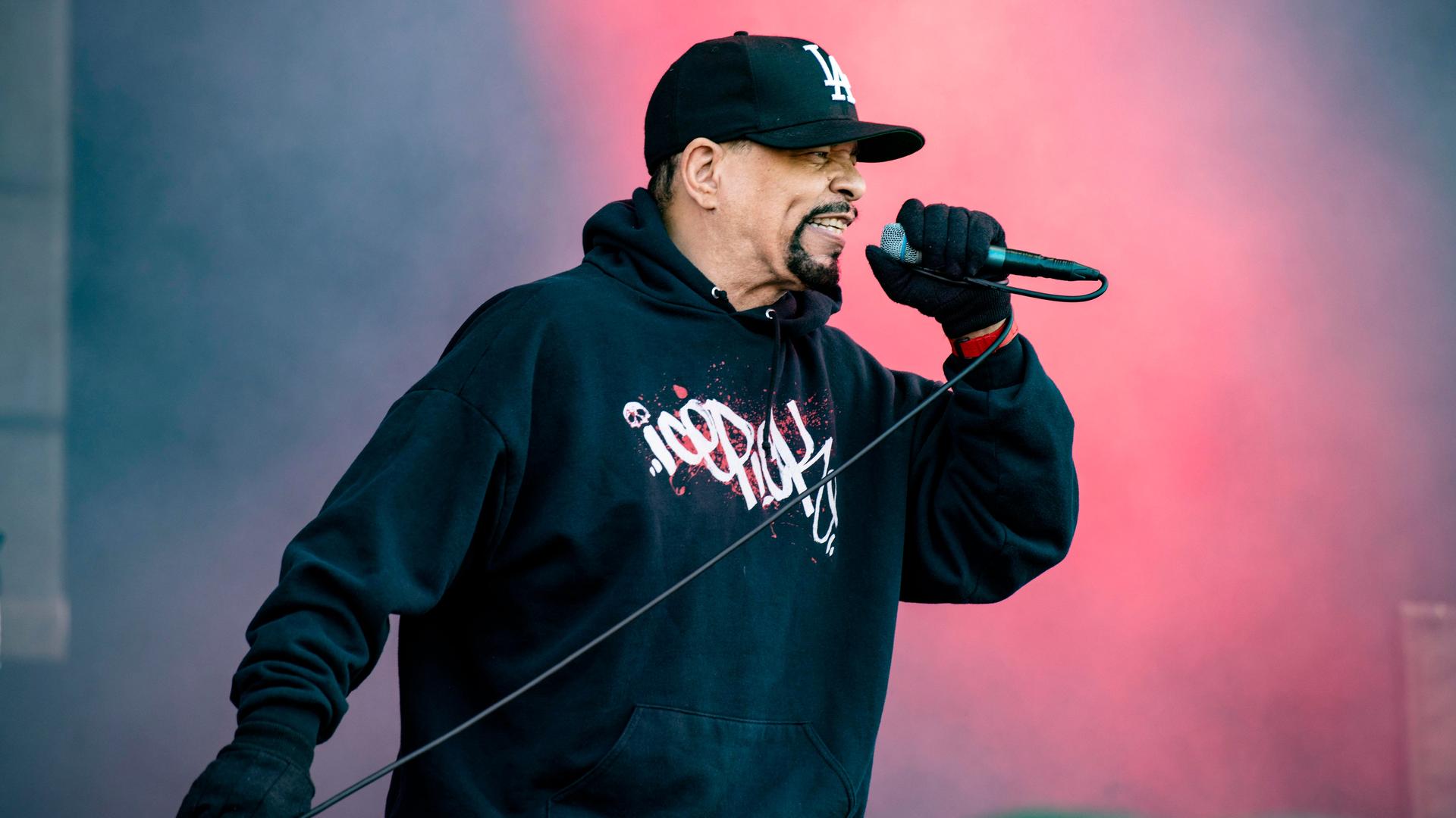 Der US-Rapper und Schauspieler Ice-T mit Mikrofon bei einem Konzert.