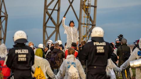 Protestaktion gegen den Abriss des Dorfes Lützerath. Aktivisten wollten einen Abraumbagger besetzten, wurden aber von der Polizei an der Abraumkante gestoppt.