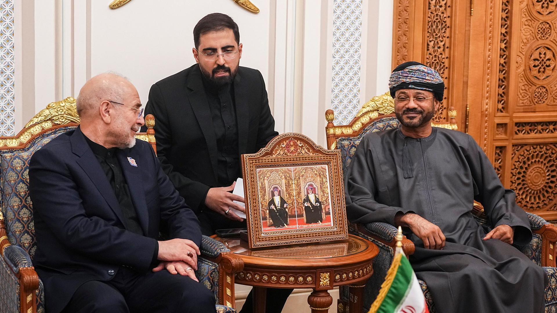 Der iranische Parlamentspräsident Mohammad Bagher Ghalibaf (l.) spricht während eines Treffens in Maskat (Oman) mit dem omanischen Außenminister Badr bin Hamad Al Busaidi (r.). Ghalibaf, der Leiter der iranischen Delegation.