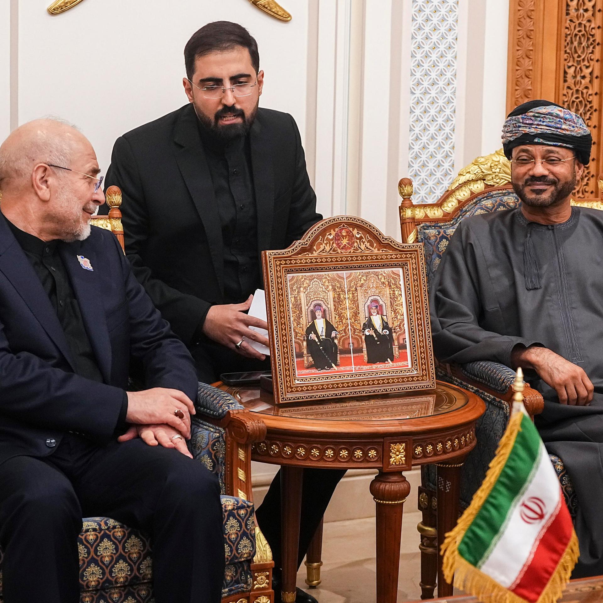 Der iranische Parlamentspräsident Mohammad Bagher Ghalibaf (l.) spricht während eines Treffens in Maskat (Oman) mit dem omanischen Außenminister Badr bin Hamad Al Busaidi (r.). Ghalibaf, der Leiter der iranischen Delegation.