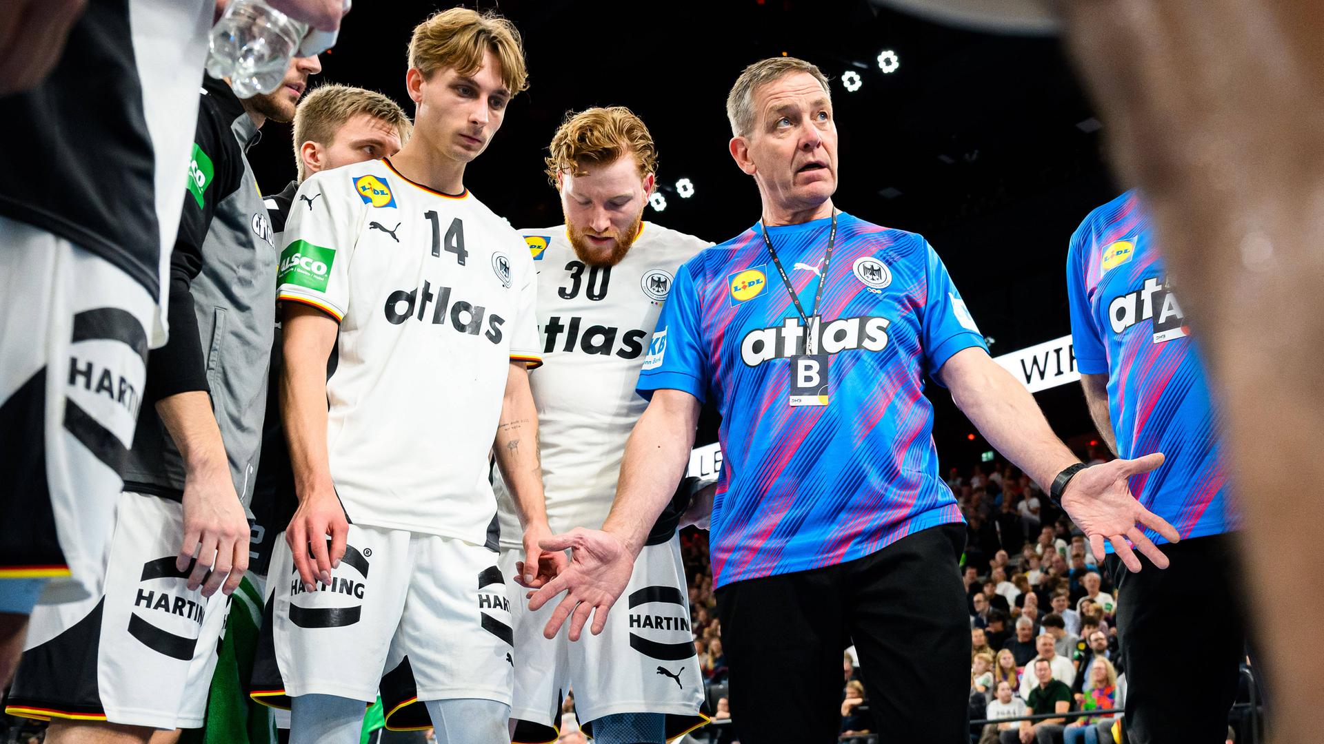 Handball-Bundestrainer Alfred Gislason mit Spielern in einer Auszeit beim Länderspiel Deutschland - Island.