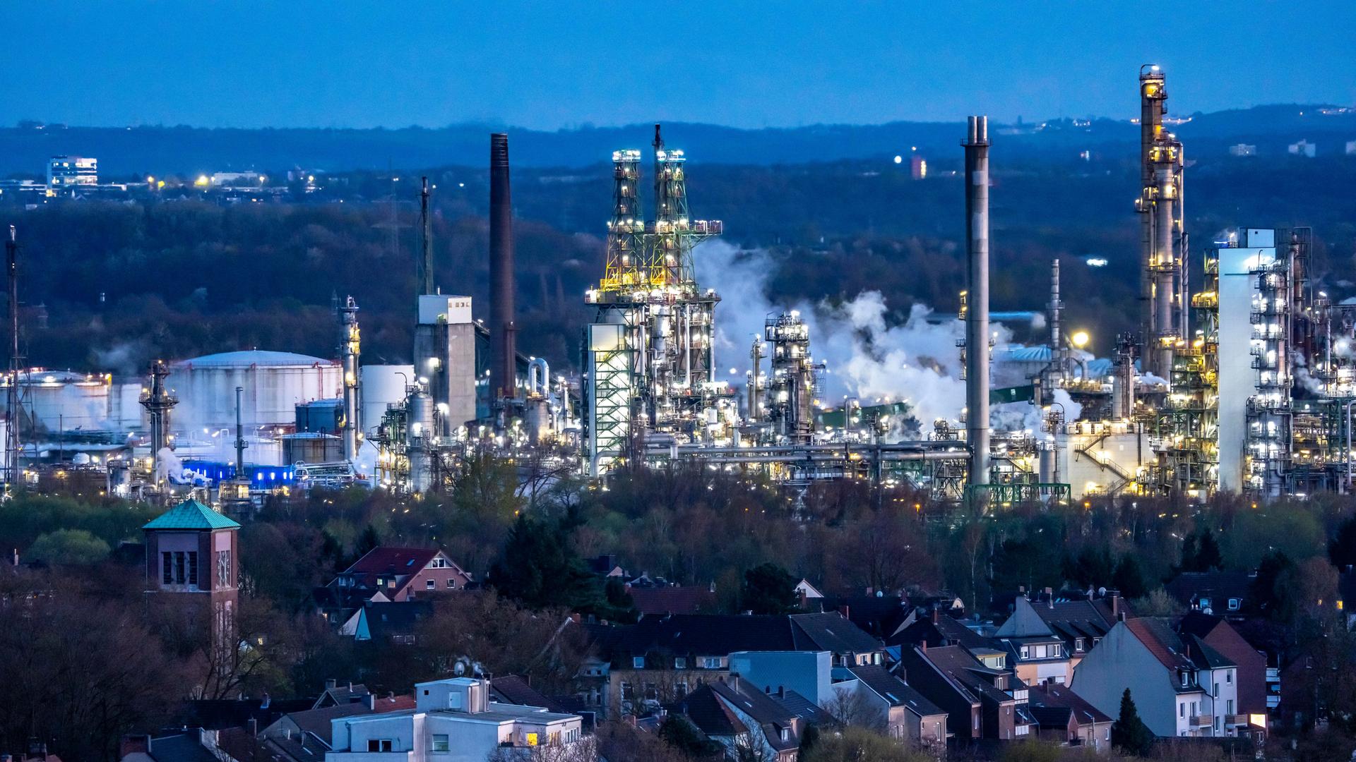 Die Ruhr Oel GmbH, BP Gelsenkirchen Raffinerie, Blick über den Stadtteil Beckhausen