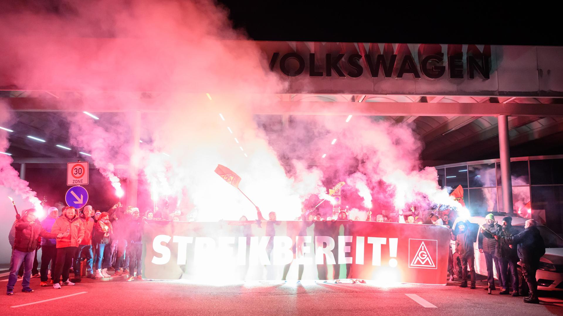 Beschäftigte von Volkswagen bekunden vor dem Werk in Zwickau zum Ende der Friedenspflicht ihre Streikbereitschaft. 