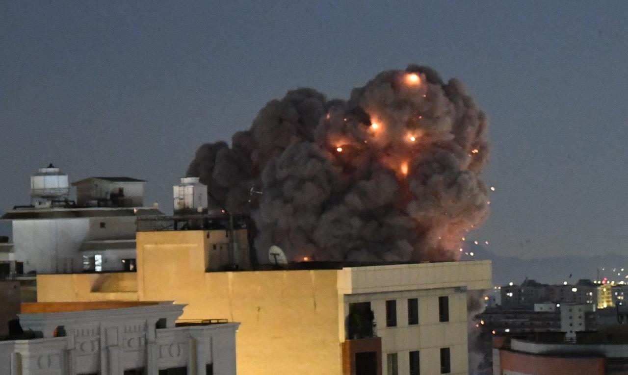 Teheran: Die von der staatlichen chinesischen Nachrichtenagentur XinHua zeigt Rauch über Gebäuden in Teheran. 