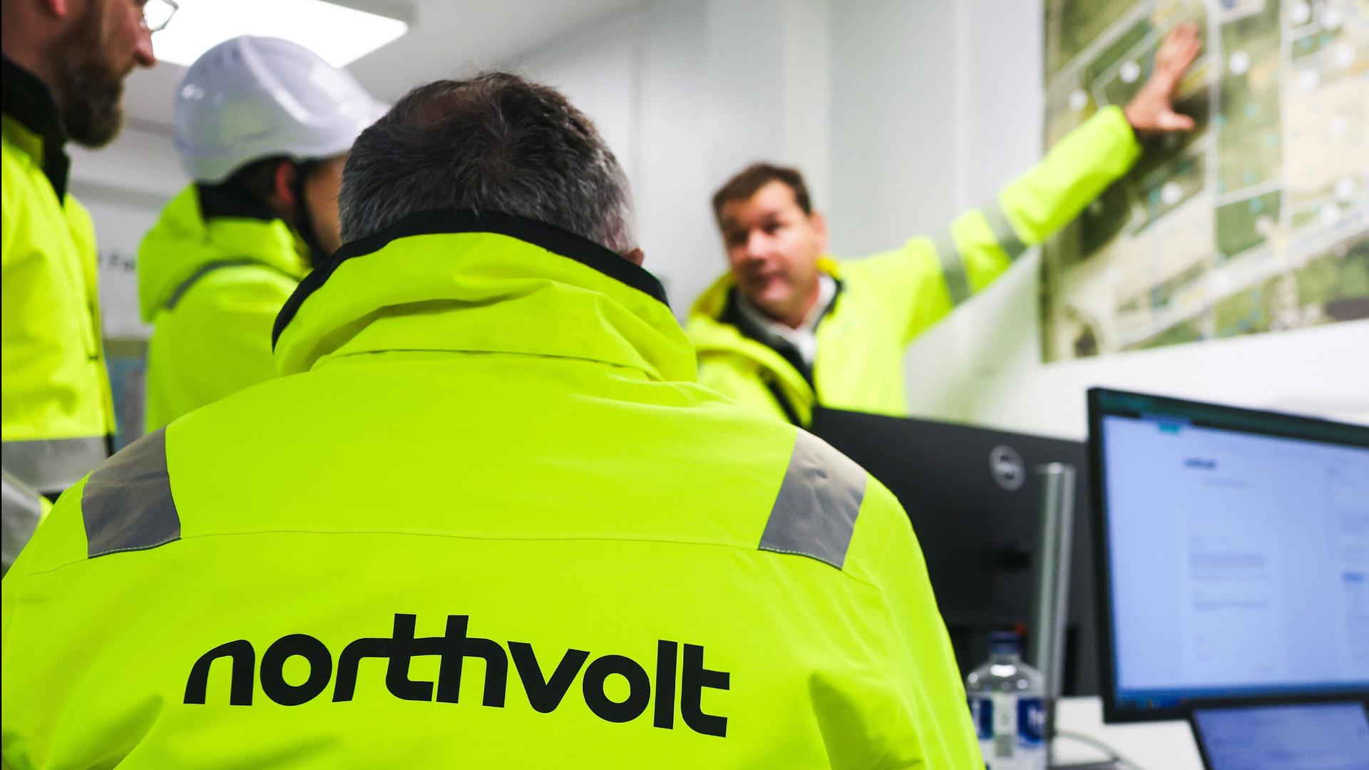 Schleswig-Holstein, Heide: Mitarbeiter der Firma Northvolt unterhalten sich in einem Planungsbüro auf einer Baustelle im Kreis Dithmarschen.