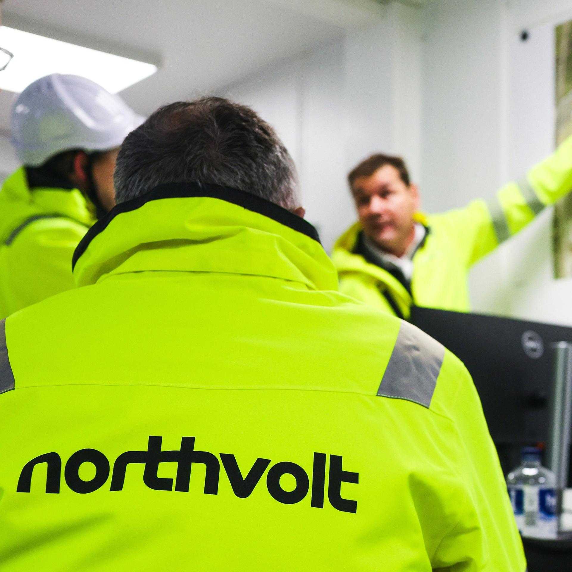 Schleswig-Holstein, Heide: Mitarbeiter der Firma Northvolt unterhalten sich in einem Planungsbüro auf einer Baustelle im Kreis Dithmarschen. Der schwedische Konzern Northvolt darf in Schleswig-Holstein wie geplant eine große Batteriezellenfabrik für Elektroautos bauen.