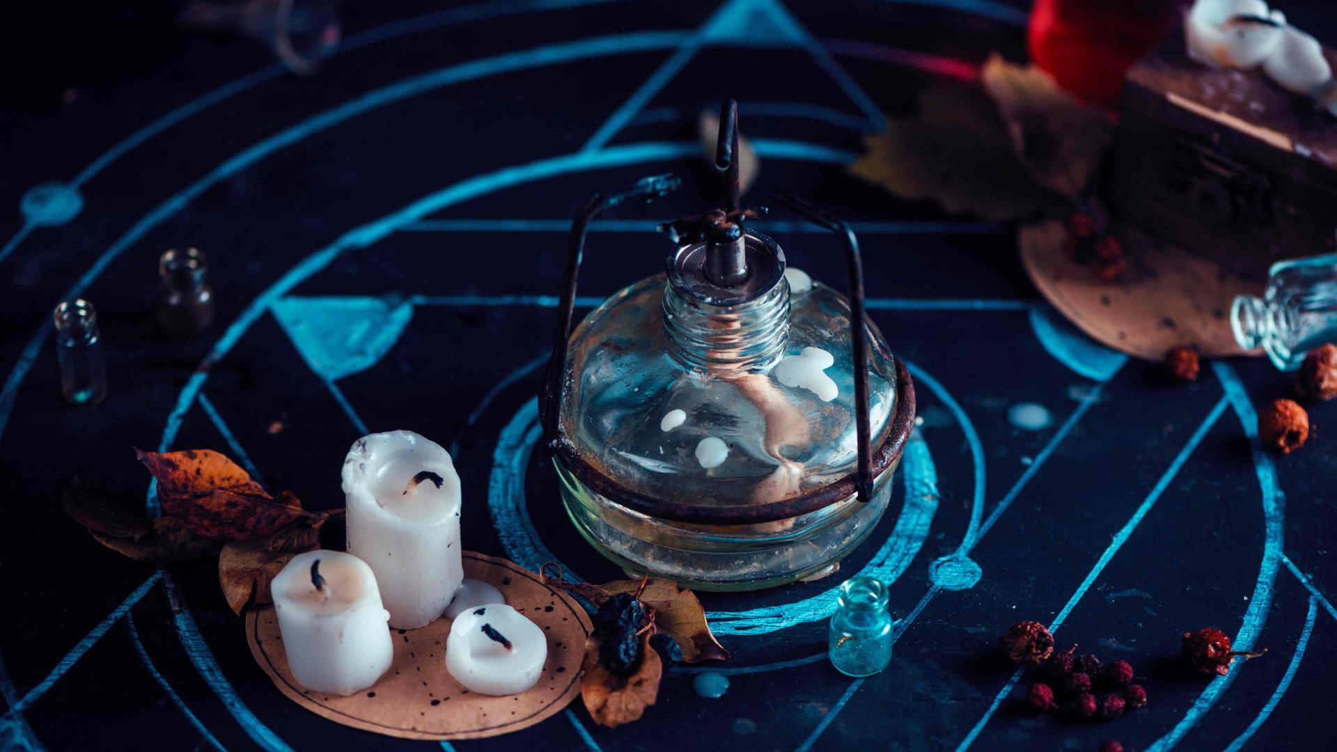 Stillleben: Arbeitsplatz eines Alchemisten mit Bunsenbrenner, Kerzen und Kreide-Pentagramm. Stillleben: Arbeitsplatz eines Alchemisten mit Bunsenbrenner, Kerzen und Kreide-Pentagramm.