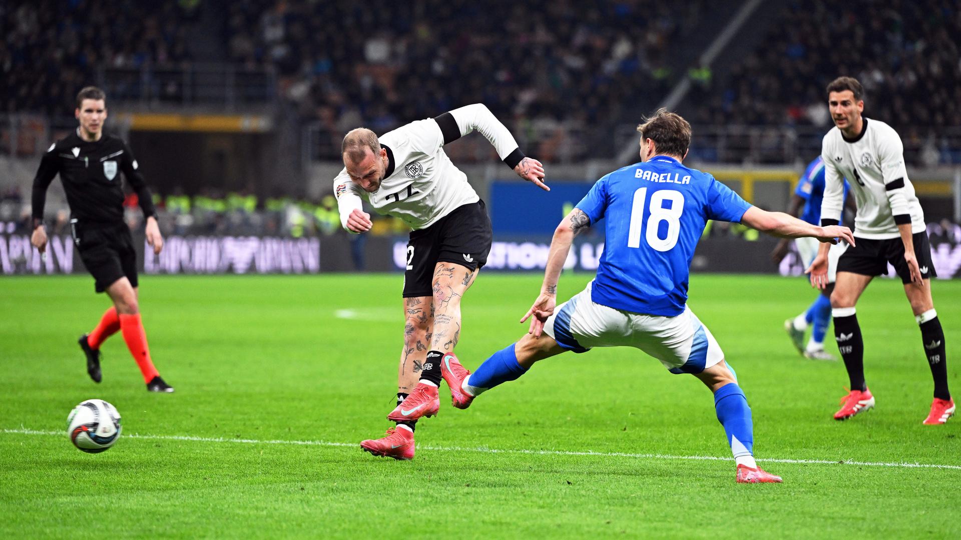 Stadio Giuseppe Meazza, Deutschlands David Raum (Mitte l) und Italiens Nicolo Barella (Mitte r) kämpfen um den Ball.