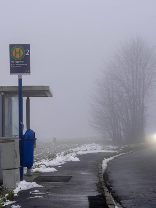 Bushaltestelle in Essen (Nordrhein-Westfalen) im Nebel