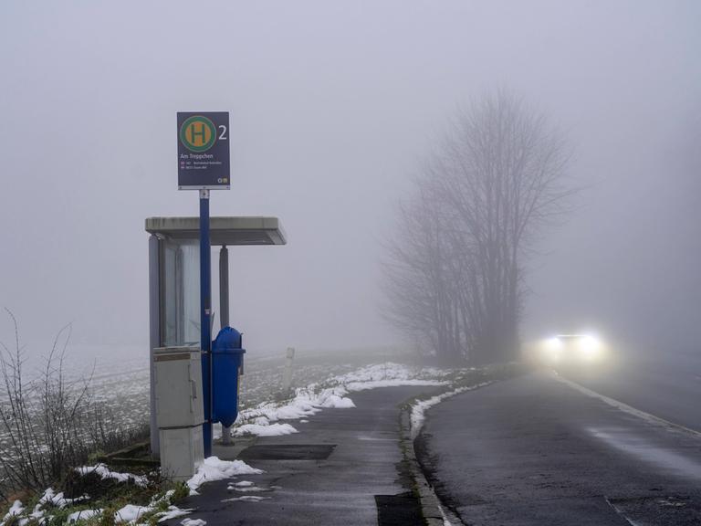 Bushaltestelle in Essen (Nordrhein-Westfalen) im Nebel