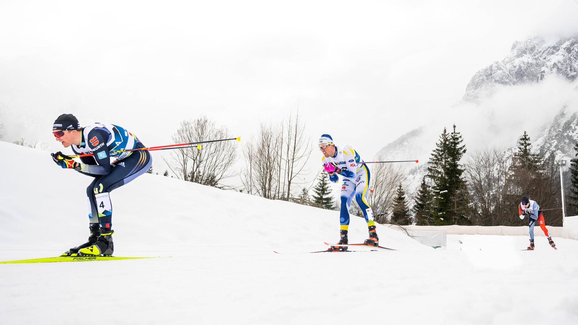 Das Foto zeigt den deutschen Skisportler Friedrich Moch vor dem Schweden Calle Halfvarsson. Das Foto zeigt den deutschen Skisportler Friedrich Moch vor dem Schweden Calle Halfvarsson.