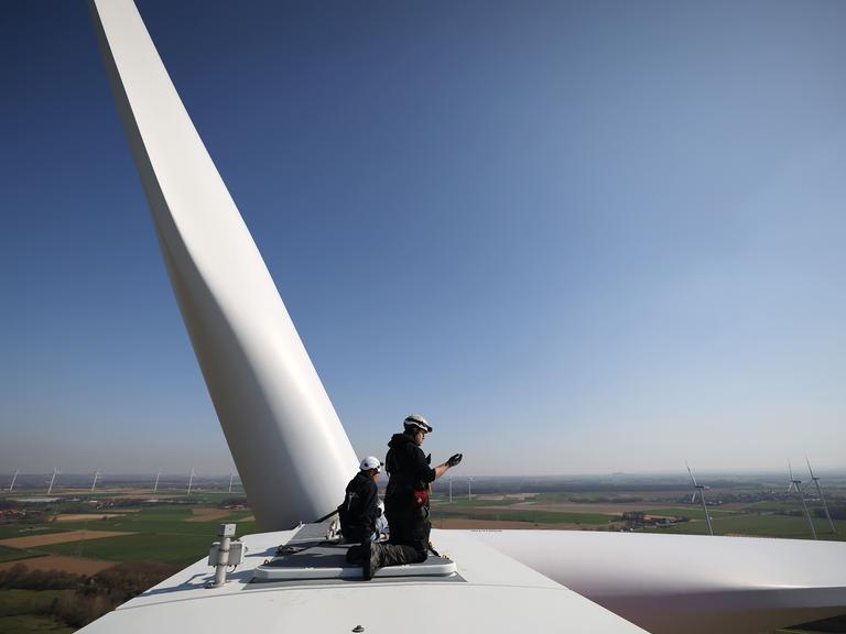 Techniker auf dem Windrad einer Windenergieanlage des Landesverbandes Erneuerbare Energien NRW im Windpark Heinsberg-Straeten, 2022