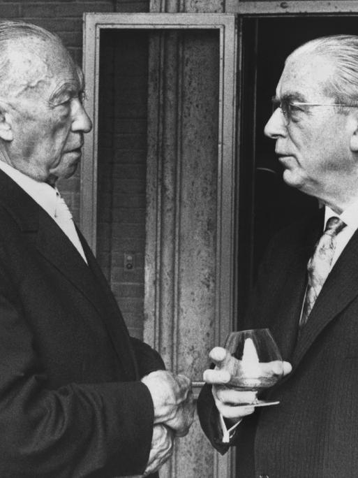 Bundeskanzler Dr. Konrad Adenauer und Staatssekretär Dr. Hans Globke im Gespräch. Aufgenommen im September 1963 in der italienischen Hauptstadt Rom.
