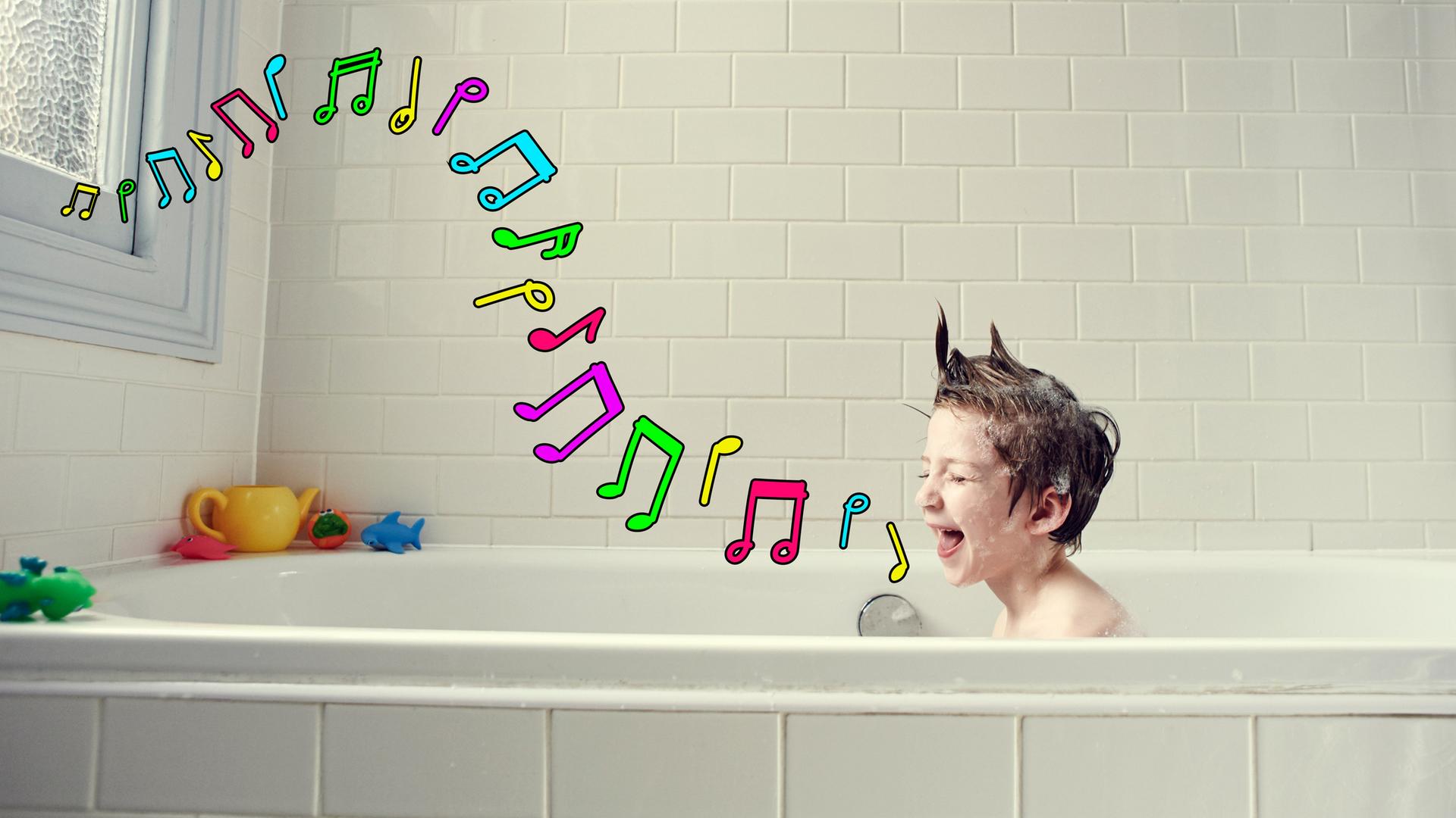 Ein Kind sitzt in der Badewanne mit von Schaum nach oben abstehenden Haaren und geschlossenen Augen. Der Mund ist geöffnet wie beim Singen, die Duschbrause erinnert an ein Mikrofon. Über das Bild tanzen bunte illustrierte Noten.