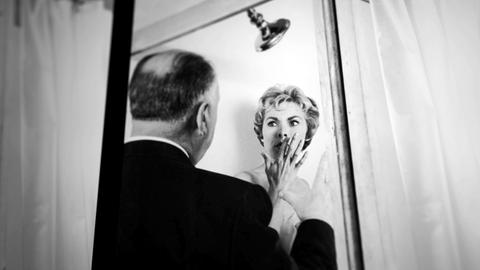 Regisseur Alfred Hitchcock und Schauspielerin Janet Leigh am Set von "Psycho", 1960.