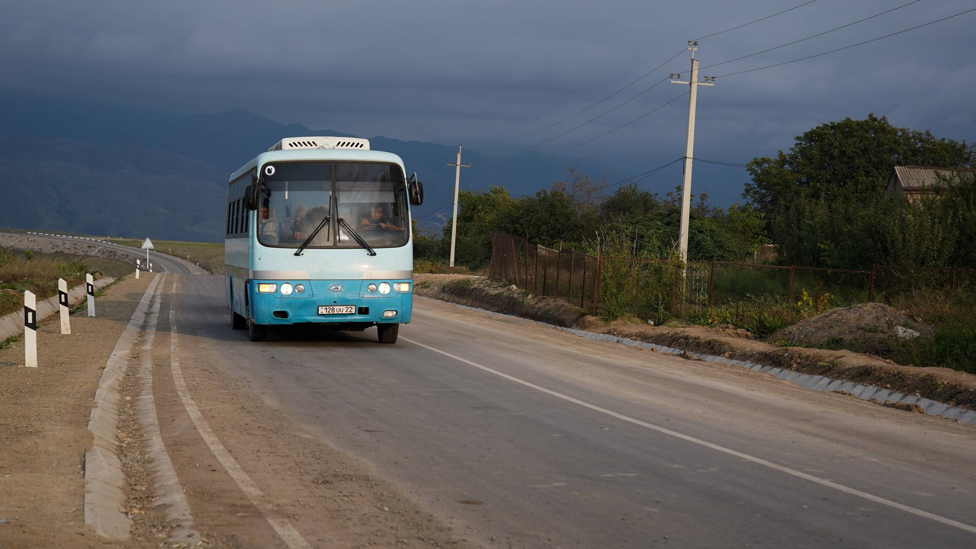 Ein Reisebus evakuiert Bergkarabach-Armenier und bringt sie nach Armenien.