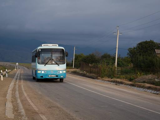 Ein Reisebus evakuiert Bergkarabach-Armenier und bringt sie nach Armenien.