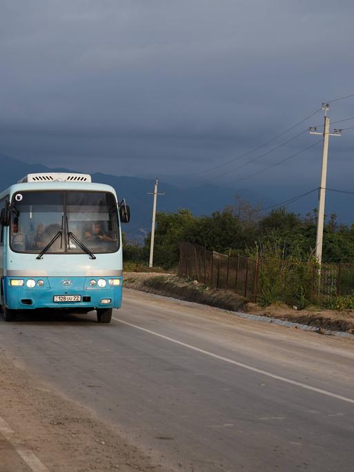 Ein Reisebus evakuiert Bergkarabach-Armenier und bringt sie nach Armenien.